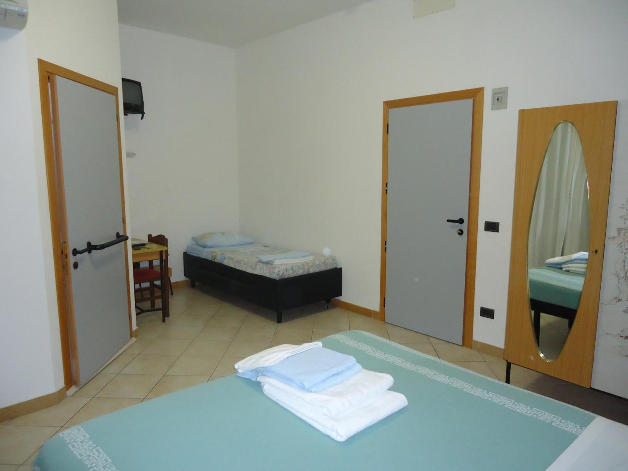 Hotel L&V Римини Екстериор снимка