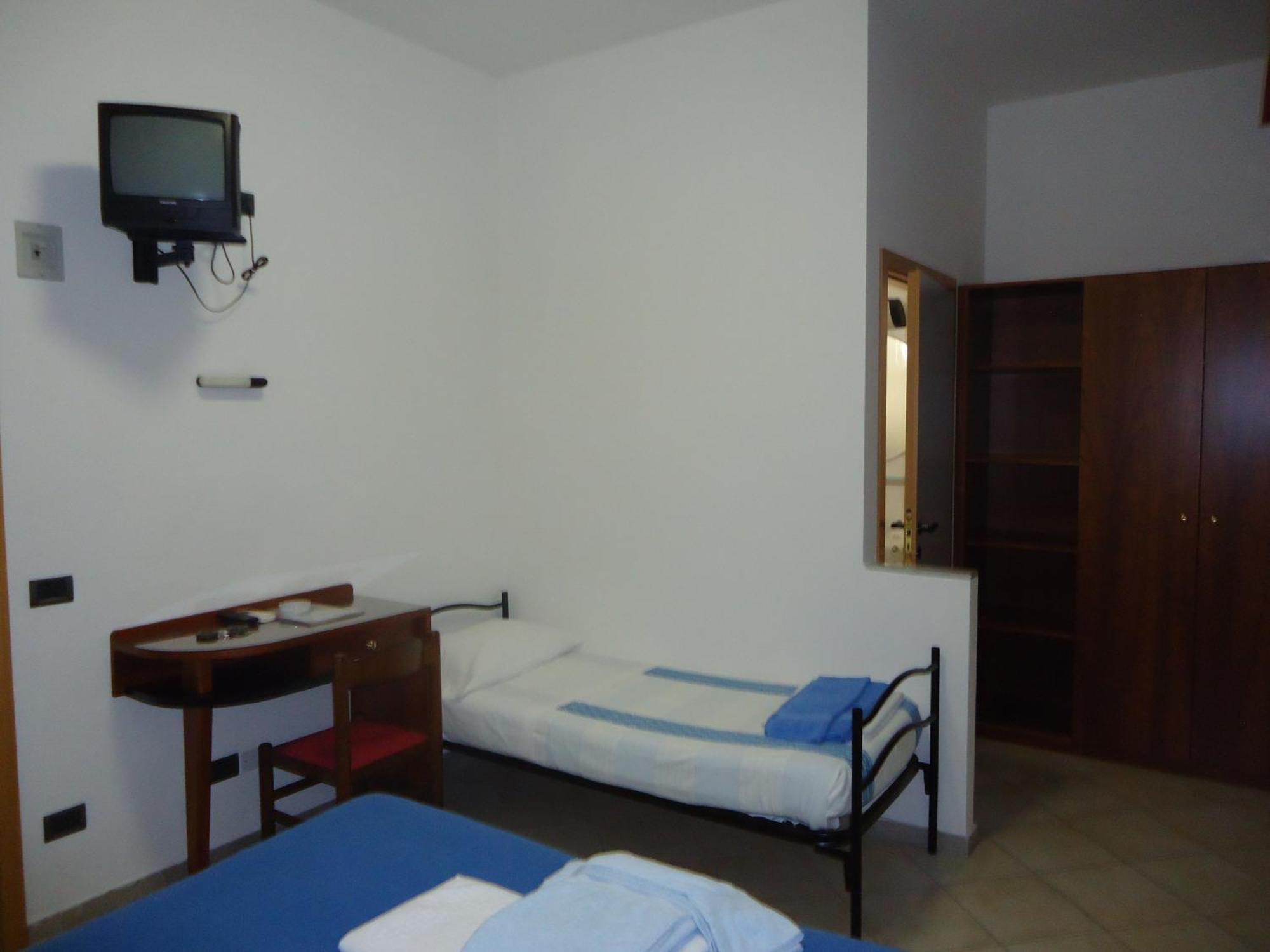 Hotel L&V Римини Екстериор снимка