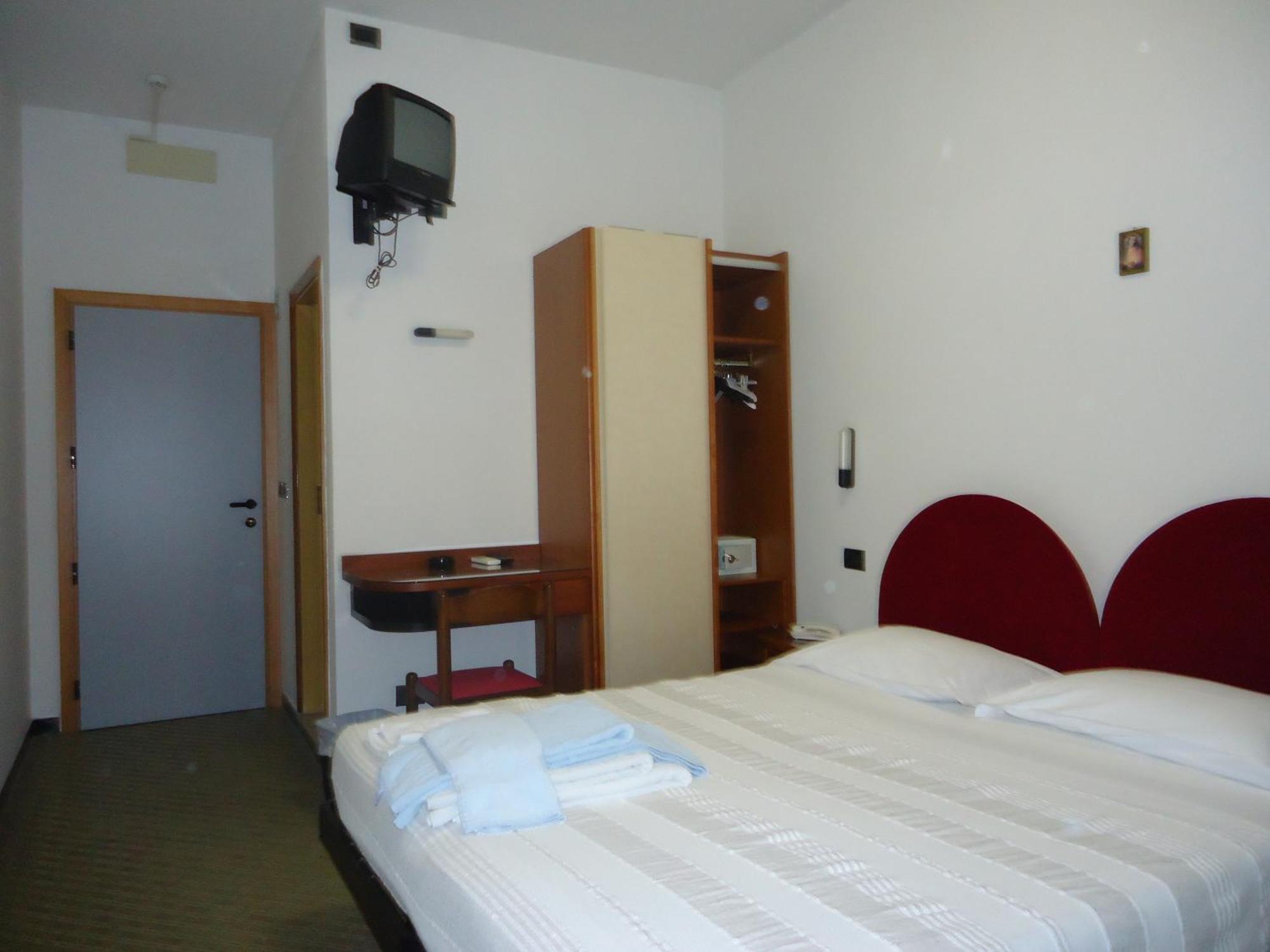 Hotel L&V Римини Екстериор снимка