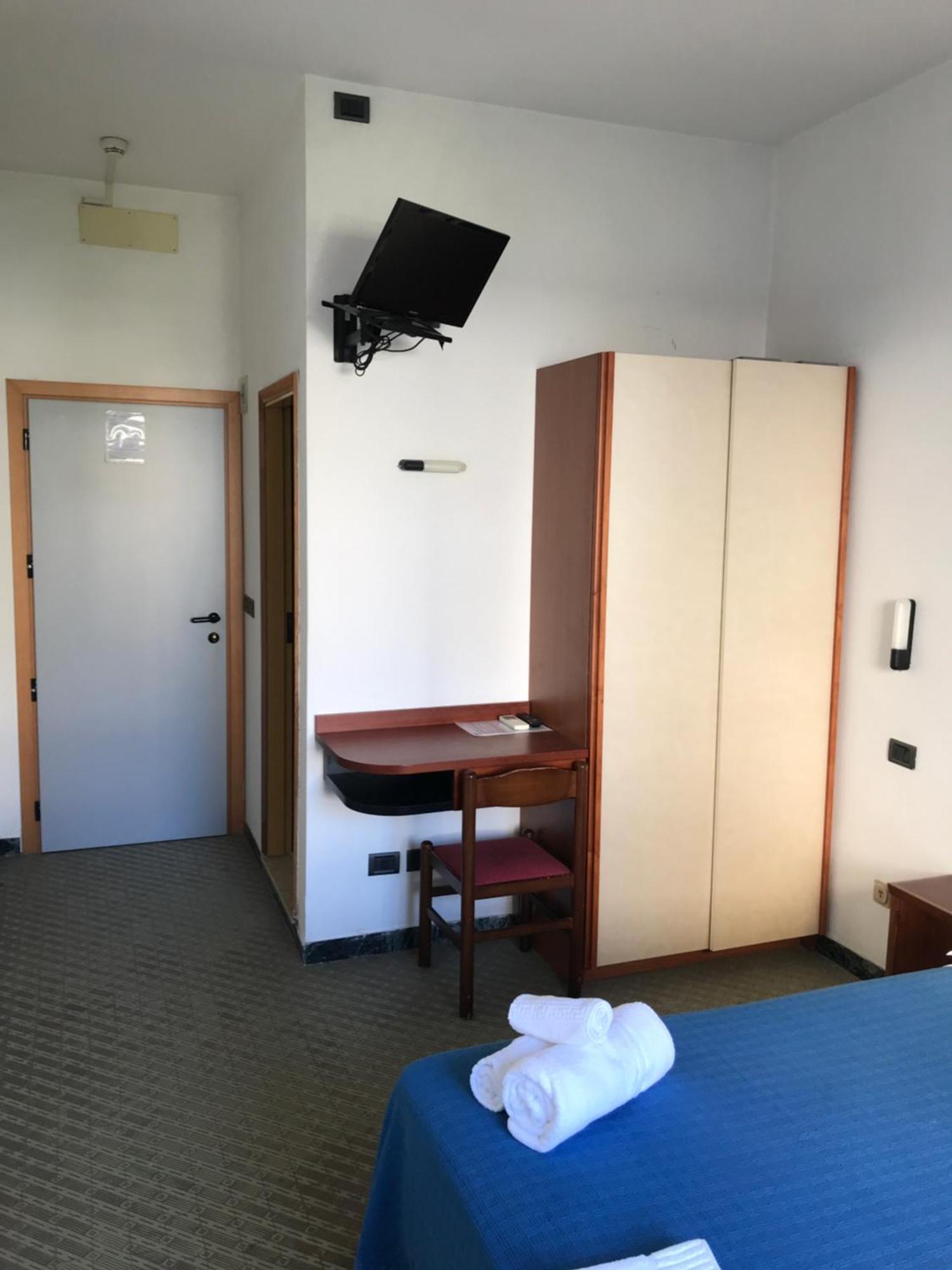 Hotel L&V Римини Екстериор снимка