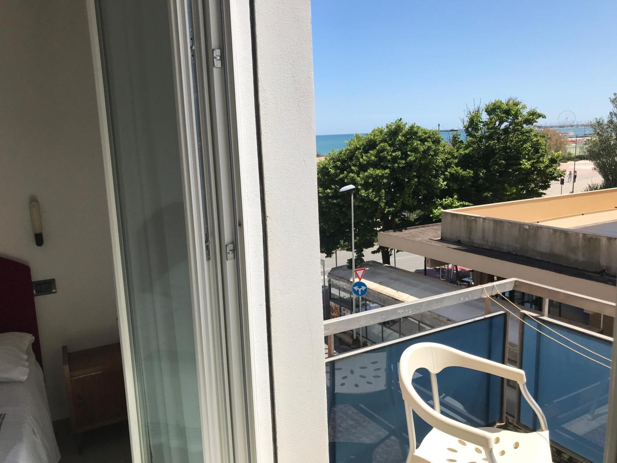 Hotel L&V Римини Екстериор снимка